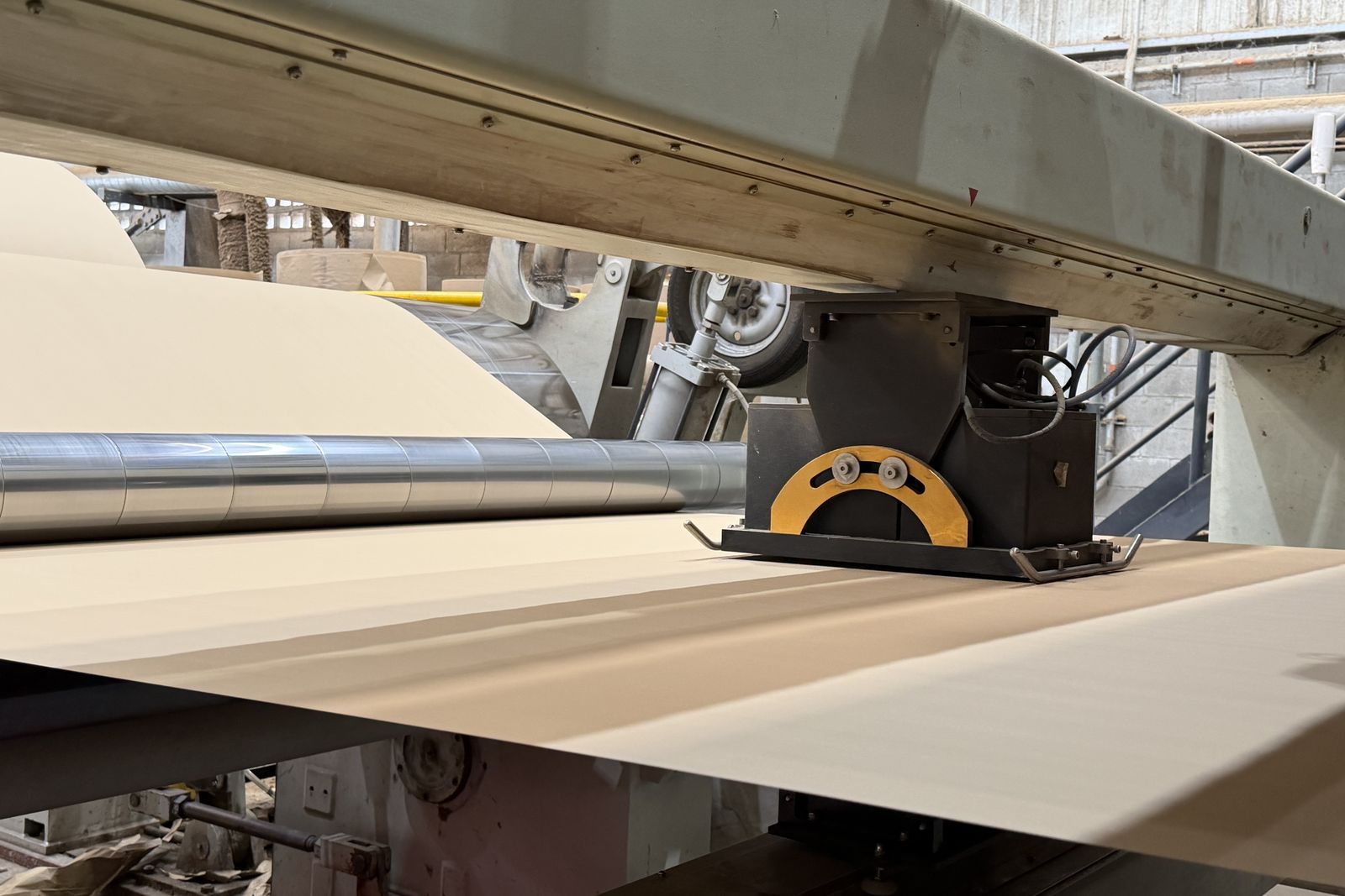 Scanning frame measuring the paper web across the machine at the Valle Kraft mill near Cali